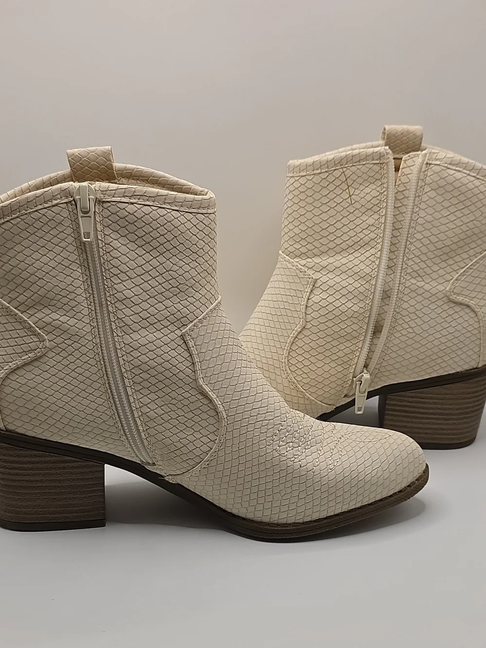 SM New York Western Off White Snake Skin Ankle Booties Size 7.5